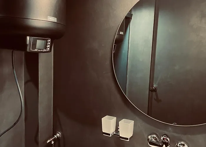 Black Cat Apartment *